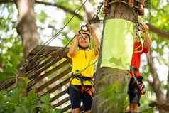 快乐孩子攀爬树绳子公园登山者孩子早期童年发展拧成绳状公园平衡梁绳子桥梁绳子公园攀爬中心