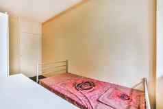 现代卧室单床上覆盖红色的床罩