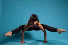 女人教练站手练习瑜伽位置培训手臂平衡