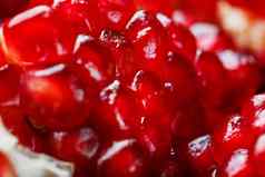 红色的成熟的多汁的种子新鲜的石榴水果特写镜头