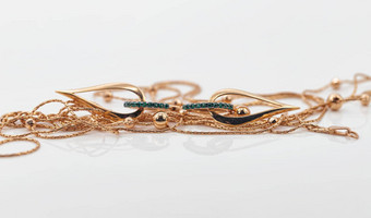 优雅的黄金耳环形状下降绿宝石谎言包围薄黄金项链