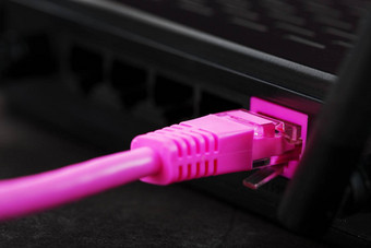 粉红色的补丁绳插入<strong>路由器</strong>的无线网络港口访问互联网互联网连接线<strong>路由器</strong>