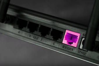 粉红色的补丁绳插入<strong>路由器</strong>的无线网络港口访问互联网互联网连接线<strong>路由器</strong>