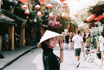 美丽的女孩穿越南他观光遗产村嗨城市越南