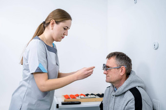 检查病人愿景眼睛考试验光师检查病人视力愿景修正病人经历愿景检查特殊的眼科眼镜眼睛诊所选择眼镜