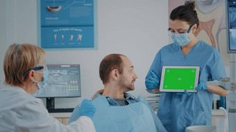 病人牙科团队平板电脑绿色屏幕