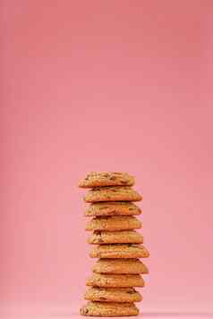 燕麦片饼干块巧克力站塔粉红色的背景