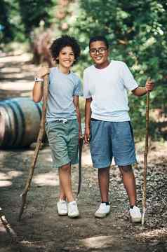 童年野生冒险拍摄十几岁的男孩探索自然夏天营