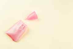 粉红色的月经杯粉红色的存储布袋