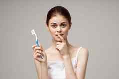 快乐的女人牙膏刷牙牙齿牙科健康工作室生活方式