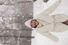 女孩玩雪球雪冬天温暖的冬天衣服
