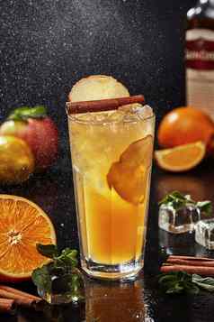 威士忌基于鸡尾酒柠檬橙色果汁苹果馅饼糖浆苹果酒肉桂