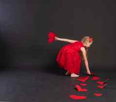 纸心爱象征情人节董事会地板上心结婚了空间2月度蜜月礼物红色的衣服女孩光着脚