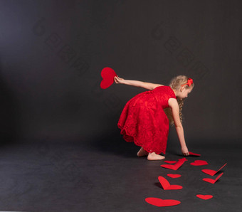 纸心爱象征情人节董事会地板上心结婚了空间2月度蜜月礼物红色的衣服女孩光着脚