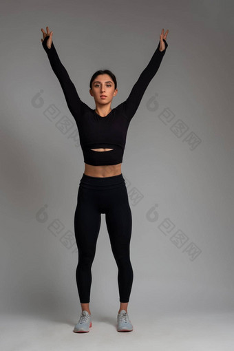 女人伸展运动锻炼灰色背景