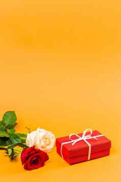 红色的礼物盒子白色丝带玫瑰