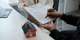 真正的房地产经纪人点合同纸建议客户标志的名字客户标志协议合同签名买出售房子真正的房地产概念联系协议概念