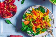 新鲜的色彩斑斓的春天蔬菜沙拉樱桃西红柿甜蜜的辣椒健康的素食主义者午餐
