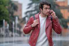 美丽的的家伙红色的皮革夹克背包中心雷吉奥·艾米利亚