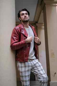 美丽的的家伙红色的皮革夹克背包中心雷吉奥·艾米利亚