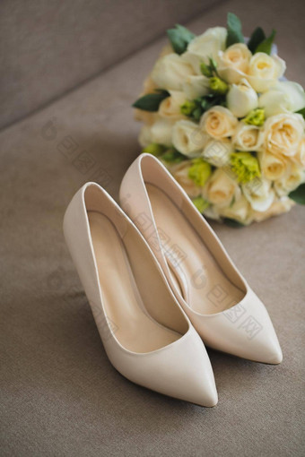 新娘的婚礼配件鞋子豪华的花束花