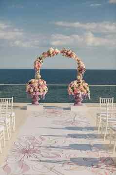 婚礼拱新鲜的花海背景花瓶新鲜的花