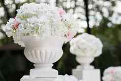 白色粉红色的花花瓶婚礼仪式