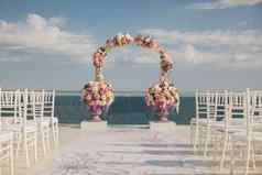 婚礼拱新鲜的花海背景花瓶新鲜的花