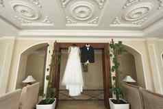 新娘的婚礼衣服马夫的夹克木衣架挂衣柜