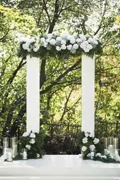 婚礼拱白色花蜡烛