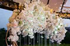 细节婚礼仪式使新鲜的花闪闪发光的珠子精致的美丽的婚礼装饰新婚夫妇