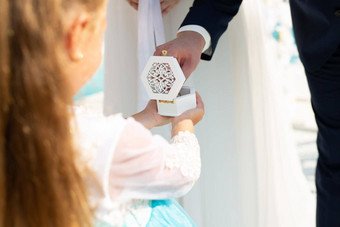 女孩婚礼环小盒子户外婚礼仪式