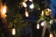 燃烧光灯泡挂树花园装饰婚礼庆祝活动