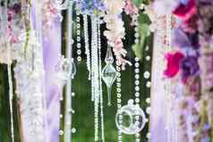 细节婚礼仪式使新鲜的花闪闪发光的珠子精致的美丽的婚礼装饰新婚夫妇