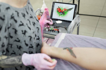 纹身主下降纹身机针黑色的墨水纹身主适用于彩色的纹身皮肤年轻的女孩背景平板电脑图片瓢虫