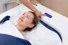 美容师发射水按摩水疗中心专业现代美容身体护理过程水按摩浴美容诊所