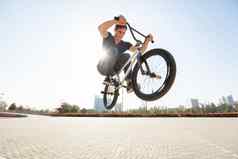 街肖像BMX骑手跳街背景城市景观太阳