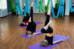 集团年轻的人瑜伽健身房垫伸展运动放松练习适合健康