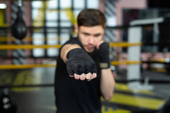 特写镜头拳击手的手准备好了战斗概念强大的手握紧的拳头