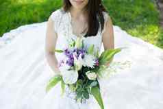 美丽的年轻的新娘花环花束手