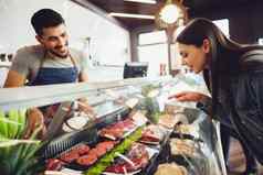 肉店商店卖方帮助选择产品女人客户