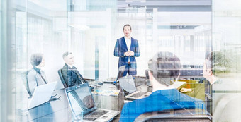 成功的团队领袖业务老板领先的非正式的内部业务会议商人工作移动PC前景业务创业概念