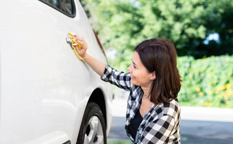 女人破布擦拭车