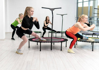 蹦床健身女孩订婚了专业体育概念健康的<strong>生活方式</strong>跳蹦床女人健身跳培训锻炼活跃的活动能源健康俱乐部活力迷你高加索人<strong>运动</strong>跳舞