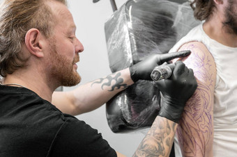 纹身艺术家使纹身工作室