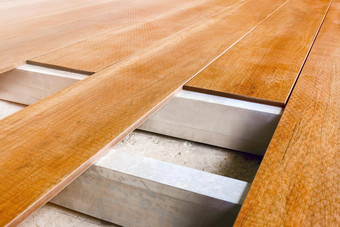 建设地板上安装木工作地板木板材修复地板上覆盖修复房子甲板地板上改造首页木材装饰木地板木材地板安装甲板董事会