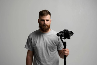 专业电视录像制作人导演摄影师多普数码单反相机相机健身球稳定剂孤立的白色背景directop摄影摄影师