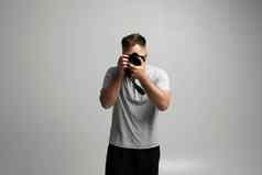 摄影有创意的艺术家概念有胡子的专业摄影师拍摄数码单反相机mirrorless照片相机工作工作室模型