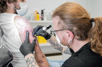 沙龙纹身关闭纹身艺术家工作纹身艺术家使纹身工作室