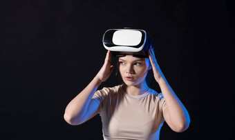 浅黑肤色的女人女人玩家虚拟现实眼镜准备好了玩游戏探索<strong>环境</strong>元<strong>宇宙</strong>世界现代技术